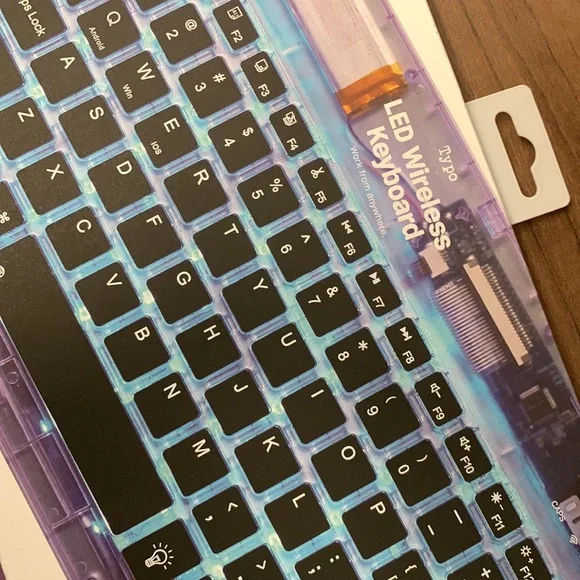 LED WIRELESS KEYBOARD - Picture 2 of 5